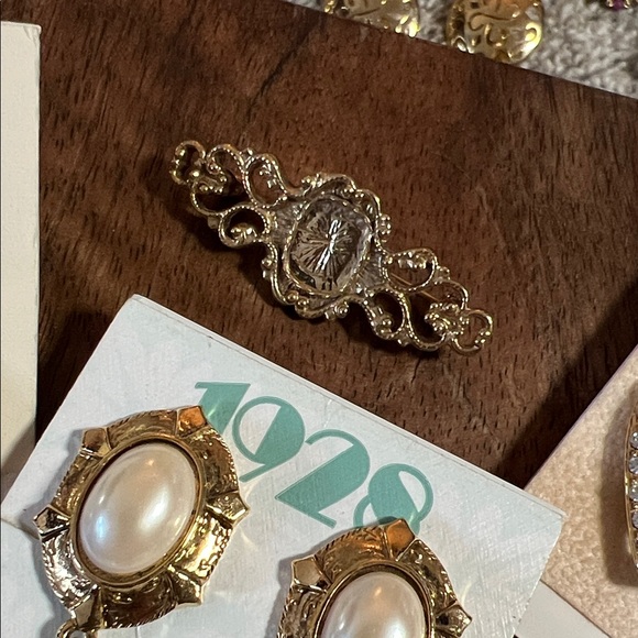 Vintage Pearl Gold Tone Jewelry Lot with Clip Earrings Necklace Brooch Hair Clip - Picture 4 of 9